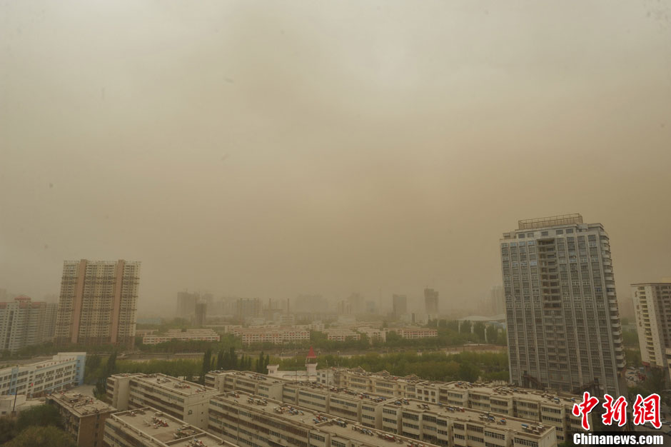 Сильная песчаная буря обрушилась на город Цзюцюань провинции Ганьсу (8)