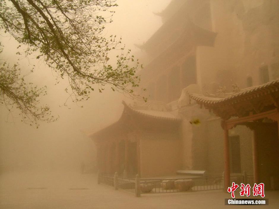 Сильная песчаная буря обрушилась на город Цзюцюань провинции Ганьсу (6)