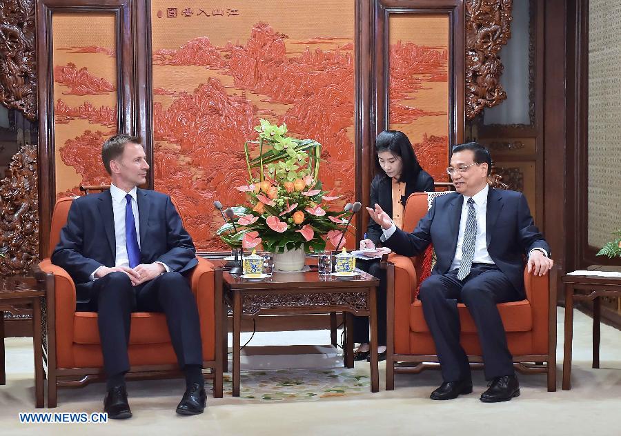 Глава правительства КНР призвал к разработке "элитных" проектов гуманитарного сотрудничества с Великобританией (2)