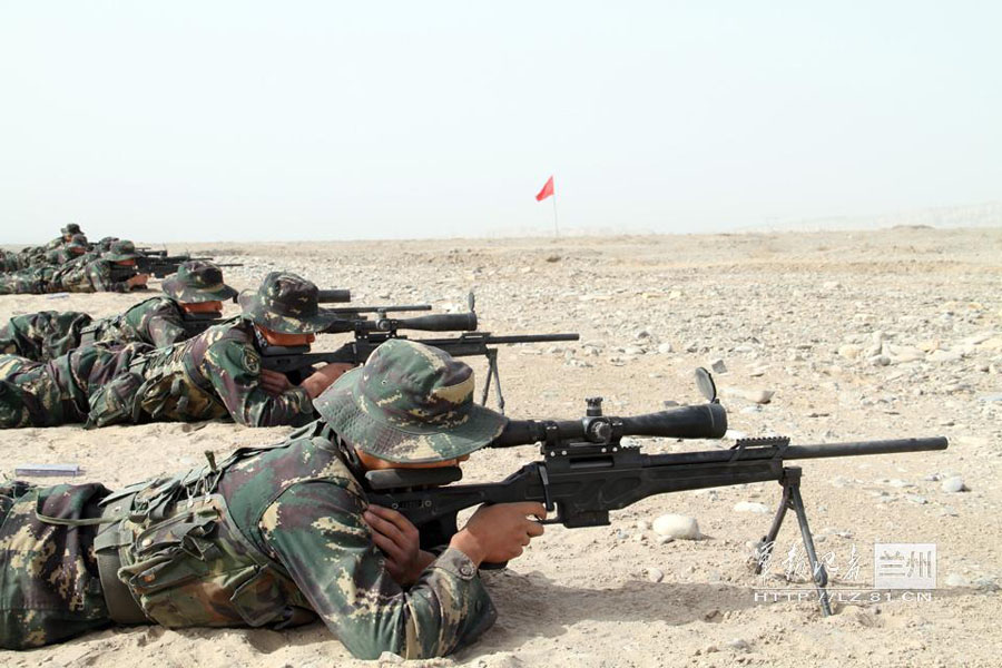 Бойцы спецназа Синьцзяна тренируются в условиях практического боя