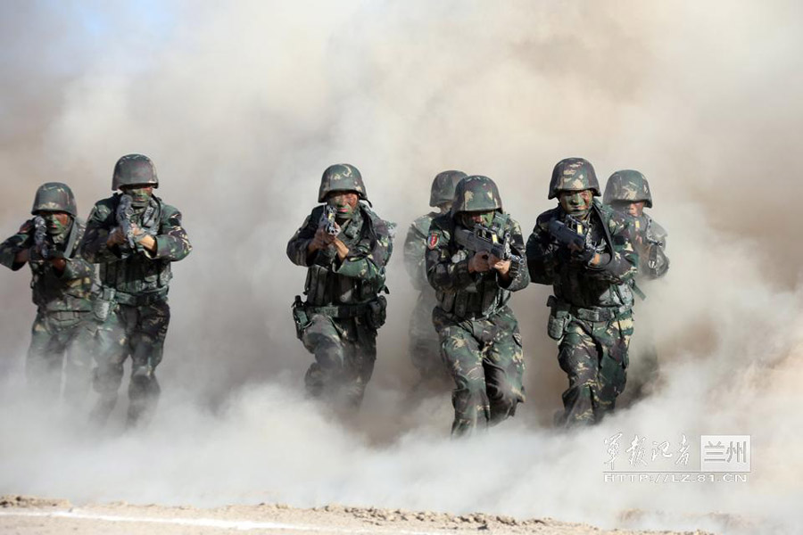 Бойцы спецназа Синьцзяна тренируются в условиях практического боя (5)