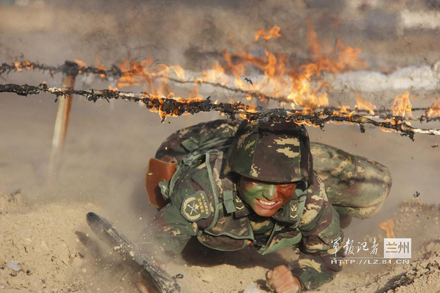 Бойцы спецназа Синьцзяна тренируются в условиях практического боя (11)