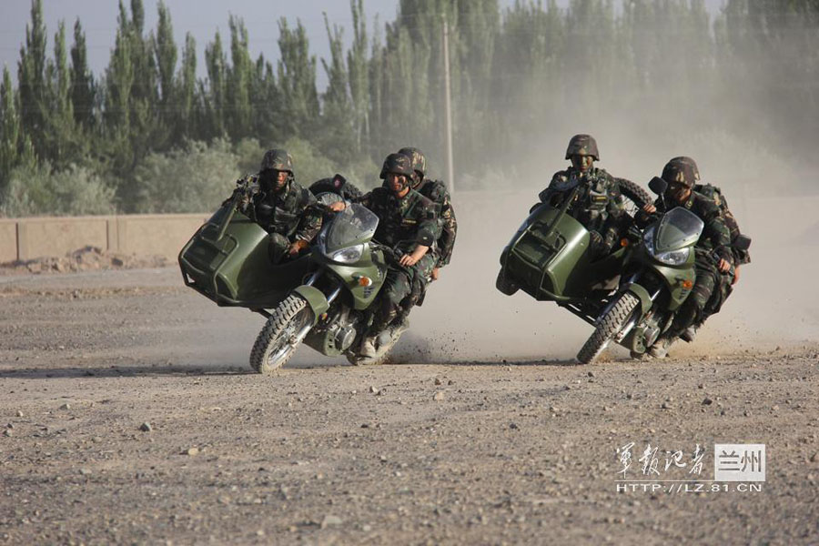 Бойцы спецназа Синьцзяна тренируются в условиях практического боя (7)