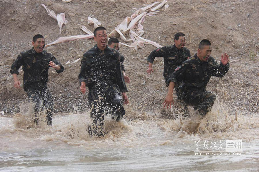 Бойцы спецназа Синьцзяна тренируются в условиях практического боя (12)