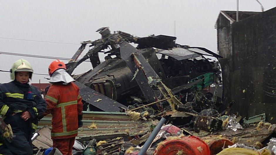 Ударный вертолет «Апач» упал на жилой дом на Тайване (2)