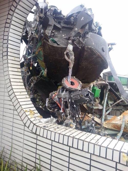 Ударный вертолет «Апач» упал на жилой дом на Тайване (4)
