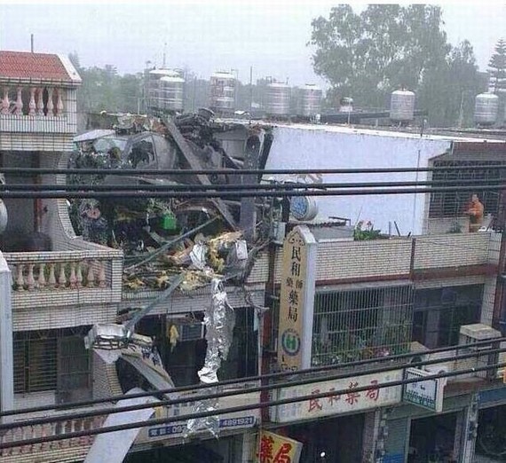 Ударный вертолет «Апач» упал на жилой дом на Тайване (5)