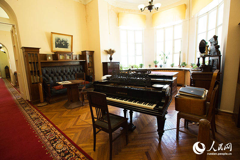 На той диване отдыхали врачи, которые следили за здоровьем В.И.Ленина в Кремле. А тот рояль принадлежал младшей сестре Ленина Марии Ульяновой. 