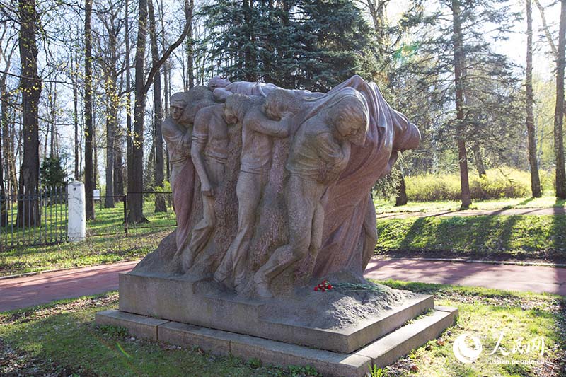 Памятник Похороны вождя.