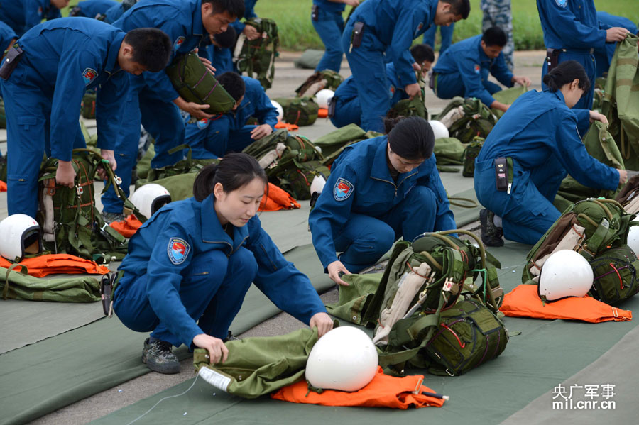 Первые женщины-летчики истребителей Китая провели парашютное обучение для спасения над морем