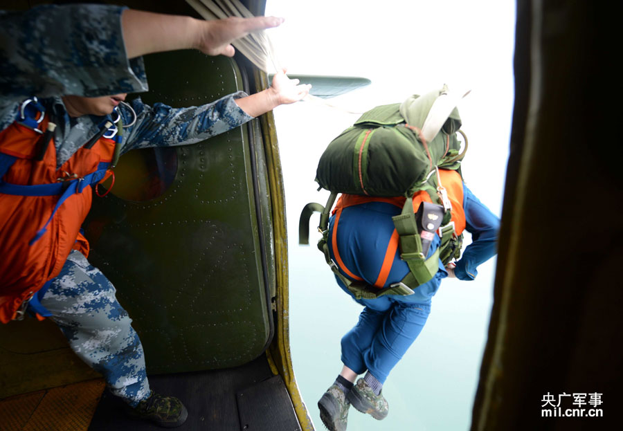 Первые женщины-летчики истребителей Китая провели парашютное обучение для спасения над морем (6)