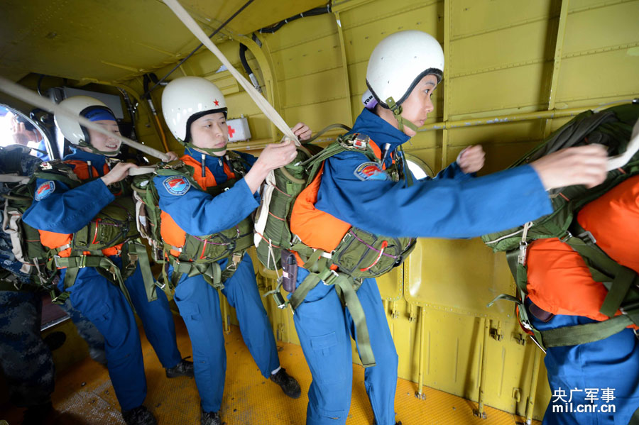 Первые женщины-летчики истребителей Китая провели парашютное обучение для спасения над морем (5)