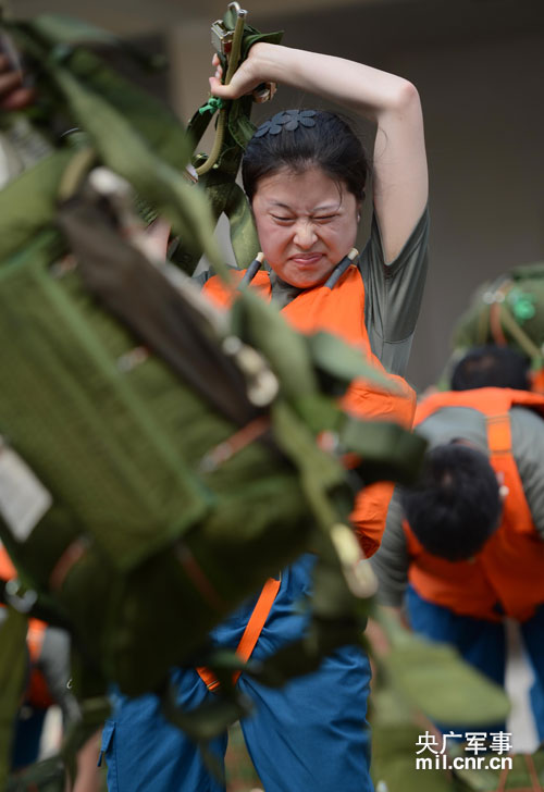Первые женщины-летчики истребителей Китая провели парашютное обучение для спасения над морем (4)