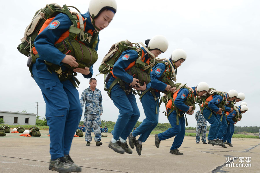 Первые женщины-летчики истребителей Китая провели парашютное обучение для спасения над морем (2)