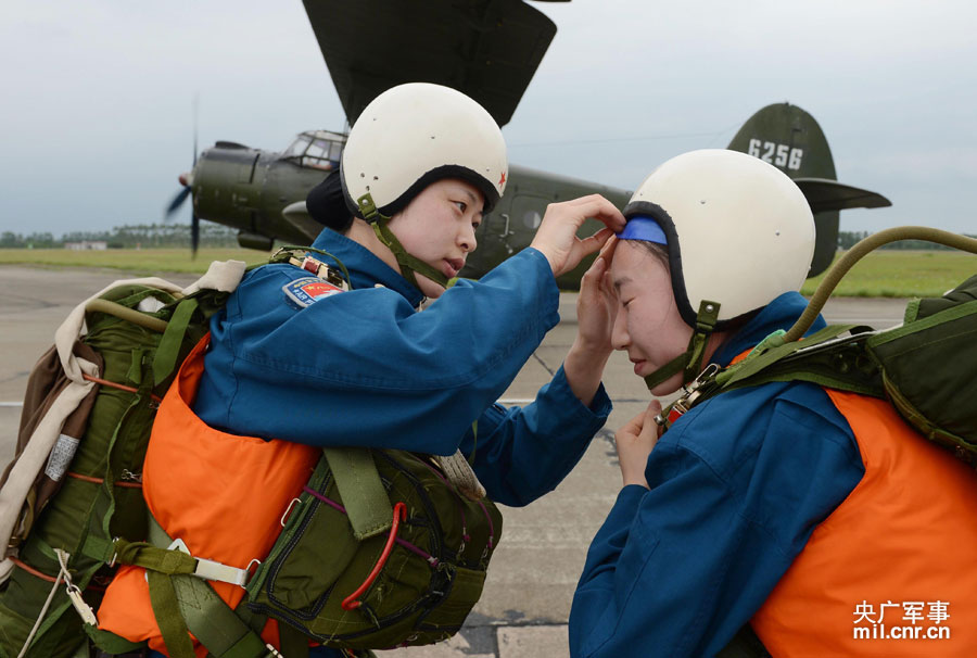 Первые женщины-летчики истребителей Китая провели парашютное обучение для спасения над морем (3)