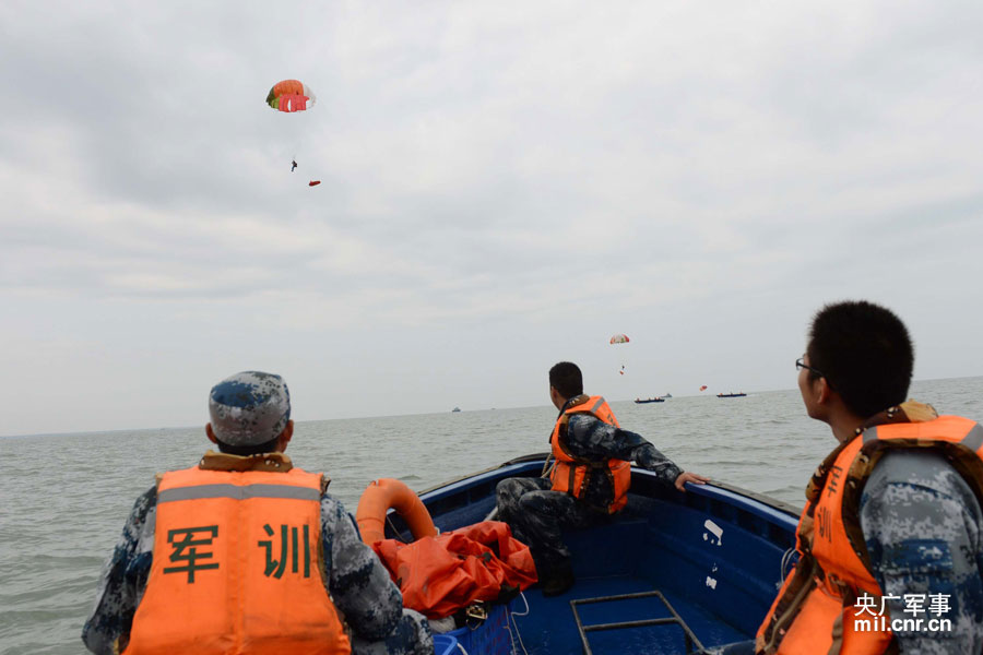 Первые женщины-летчики истребителей Китая провели парашютное обучение для спасения над морем (10)