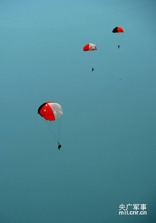 Первые женщины-летчики истребителей Китая провели парашютное обучение для спасения над морем (9)