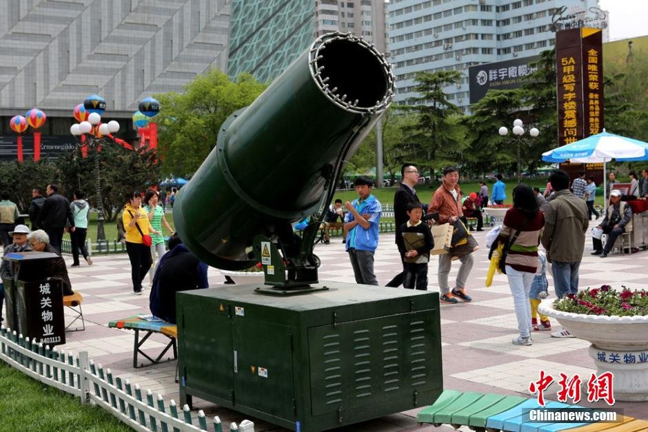 Фотографии: «Водяную пушку» от смога представляют в городе Ланьчжоу