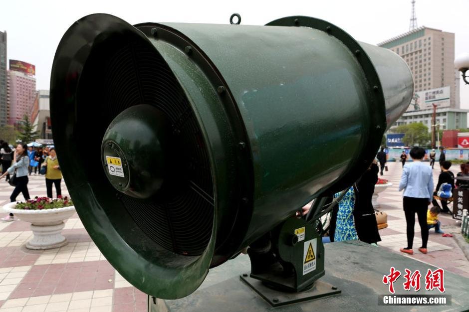 Фотографии: «Водяную пушку» от смога представляют в городе Ланьчжоу (2)