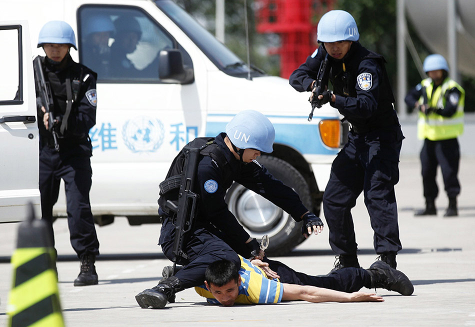 Китайский второй миротворческий отряд полиции провел отчетные учения (3)