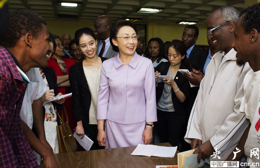 Супруга премьера Госсовета КНР Ли Кэцяна Чэн Хун посетила Университет Аддис-Абебы (5)