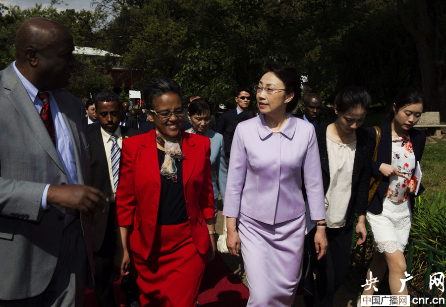 Супруга премьера Госсовета КНР Ли Кэцяна Чэн Хун посетила Университет Аддис-Абебы