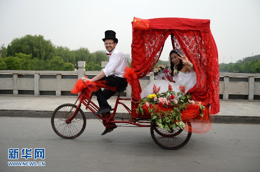 Швейцарец сыграл «экологическую» свадьбу в китайском городе Таншане (2)