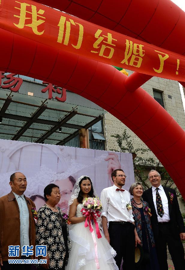 Швейцарец сыграл «экологическую» свадьбу в китайском городе Таншане (3)