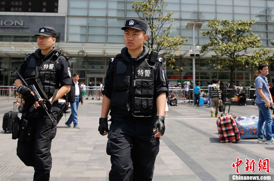 На шанхайском вокзале усилены полицейские силы (3)