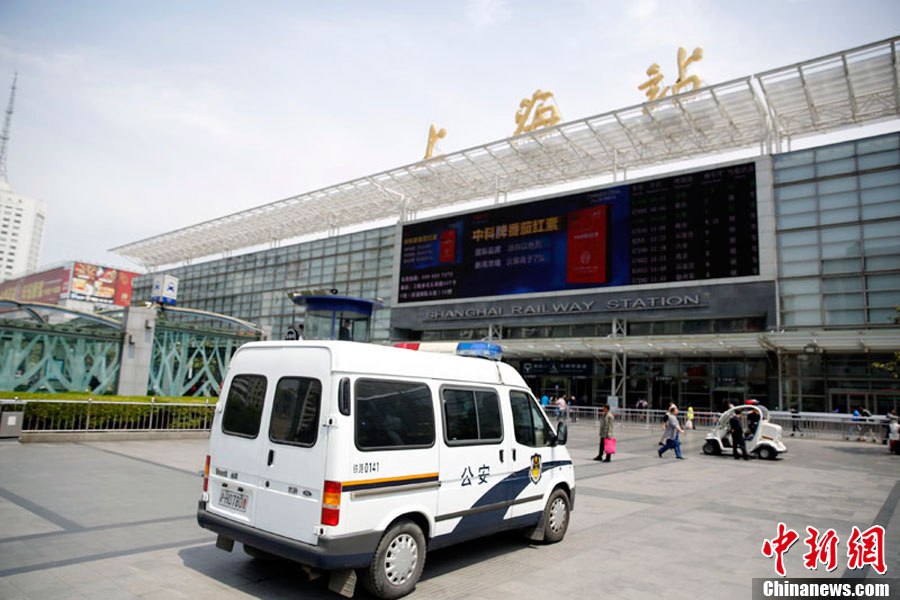 На шанхайском вокзале усилены полицейские силы (6)