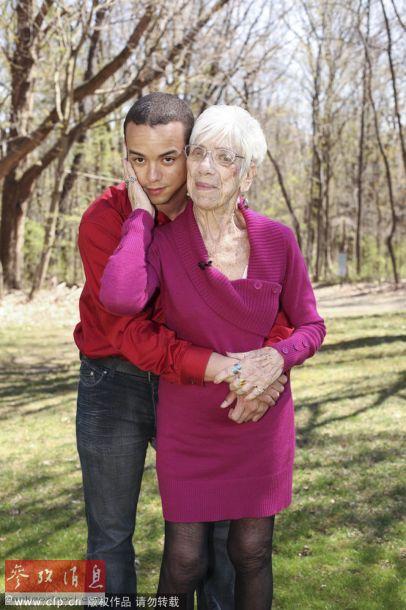 Молодой американец познакомил свою 91-летнюю девушку с матерью (3)