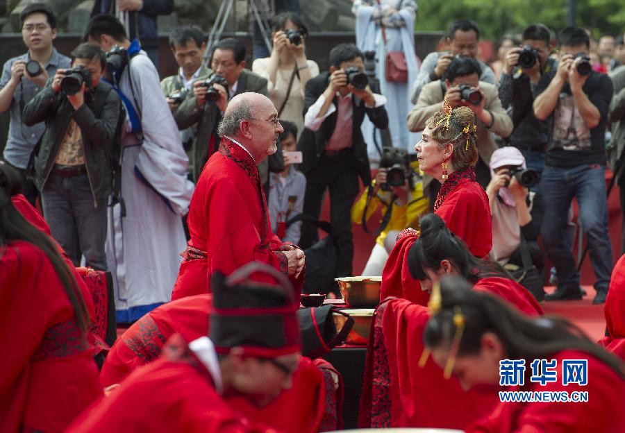 52 пары молодоженов в городе Чунцин в костюмах времен династии Хань приняли участие в коллективной свадебной церемонии (6)