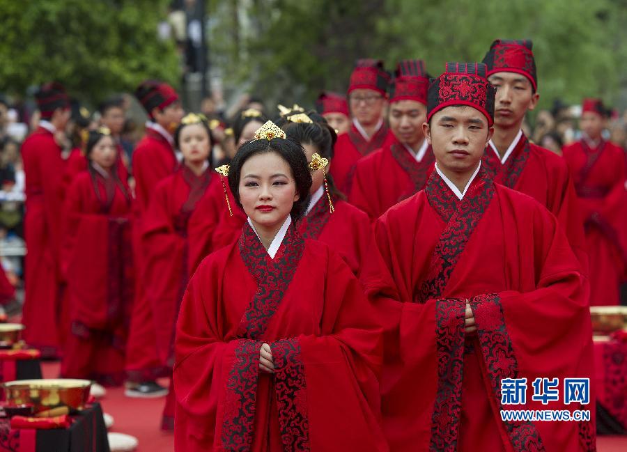 52 пары молодоженов в городе Чунцин в костюмах времен династии Хань приняли участие в коллективной свадебной церемонии (10)