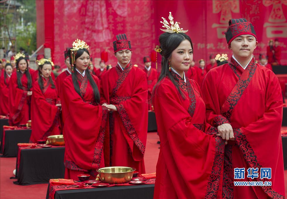 52 пары молодоженов в городе Чунцин в костюмах времен династии Хань приняли участие в коллективной свадебной церемонии (4)