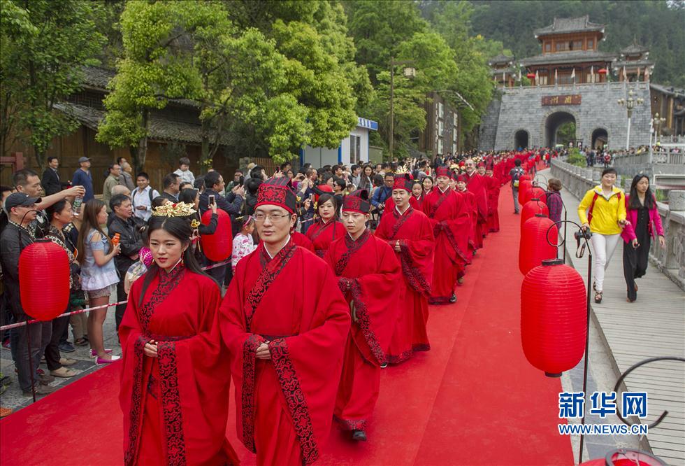 52 пары молодоженов в городе Чунцин в костюмах времен династии Хань приняли участие в коллективной свадебной церемонии (2)