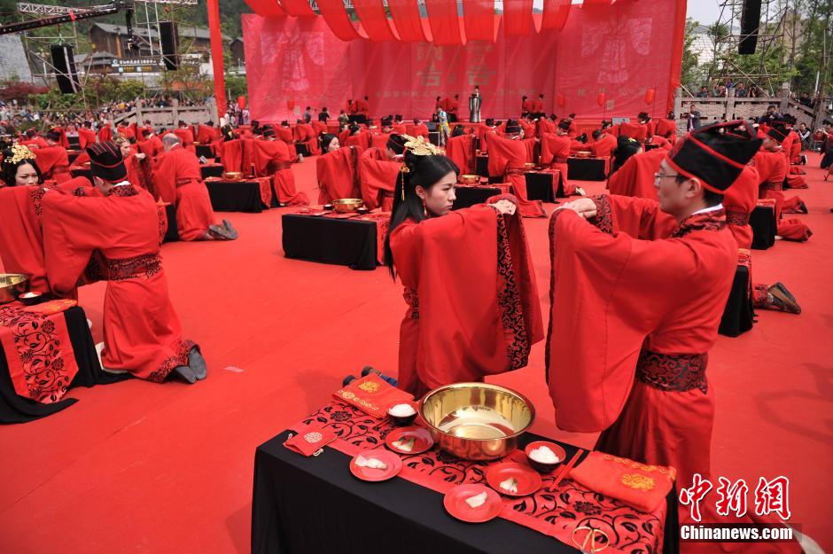 52 пары молодоженов в городе Чунцин в костюмах времен династии Хань приняли участие в коллективной свадебной церемонии (3)