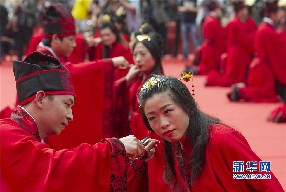 52 пары молодоженов в городе Чунцин в костюмах времен династии Хань приняли участие в коллективной свадебной церемонии (8)