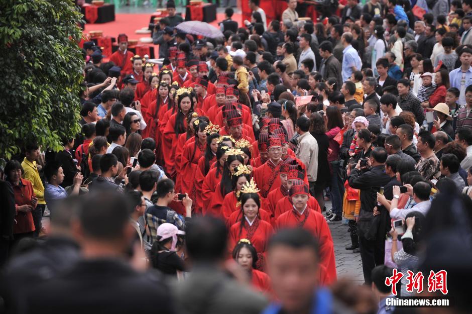 52 пары молодоженов в городе Чунцин в костюмах времен династии Хань приняли участие в коллективной свадебной церемонии
