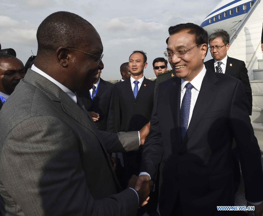 Ли Кэцян прибыл с визитом в Анголу (2)