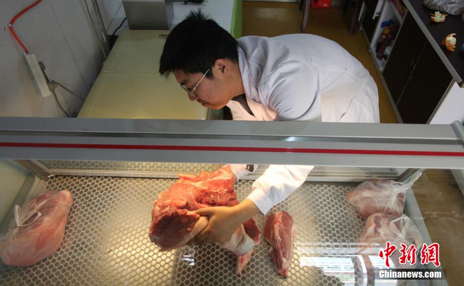 7 мая Сунь Сюй режет мясо для клиентов.