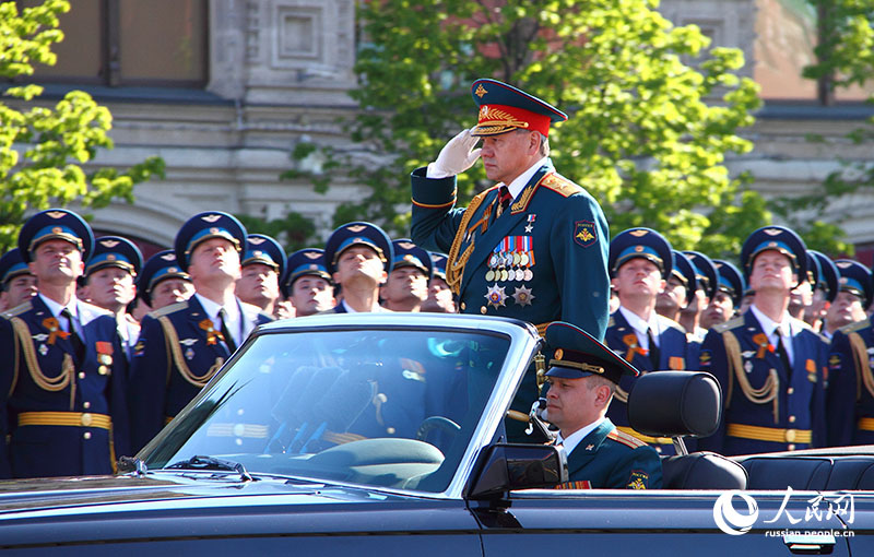 Министр обороны генерал армии Сергей Шойгу принимает парад