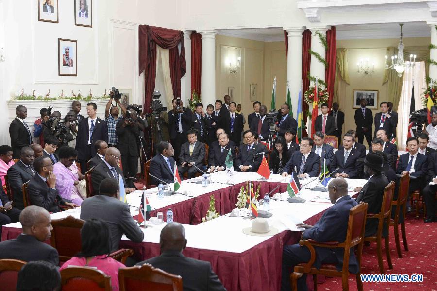 Ли Кэцян принял участие в церемонии подписания соглашения о финансировании проекта кенийской железной дороги Момбаса -- Найроби (3)