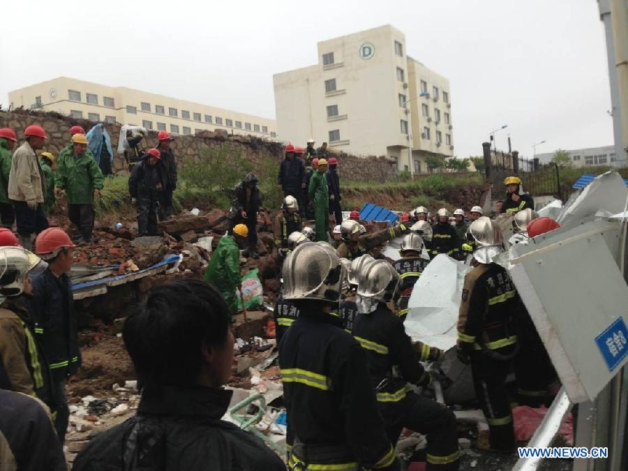 18 человек погибли в результате обрушения подпорной стены на одной из фабрик в Восточном Китае
