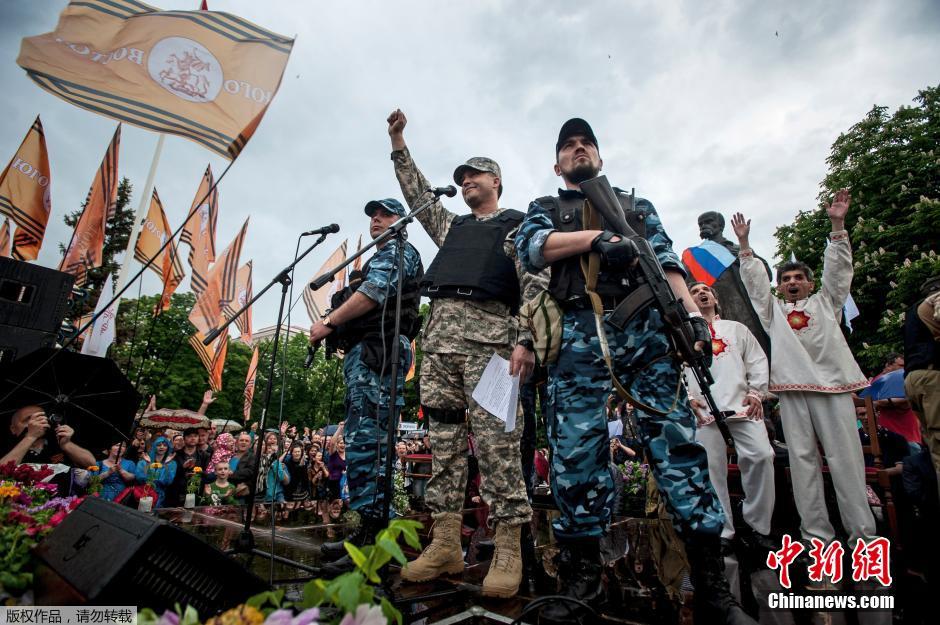 В Донецке и Луганске отпраздновали результаты «референдума»