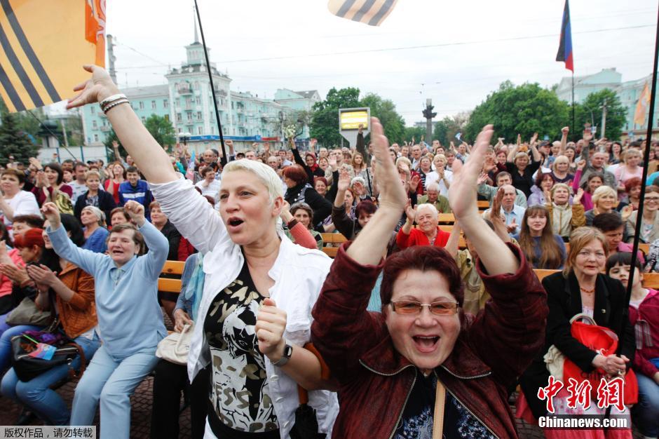 В Донецке и Луганске отпраздновали результаты «референдума» (6)
