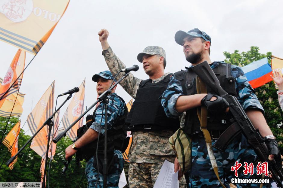 В Донецке и Луганске отпраздновали результаты «референдума» (4)