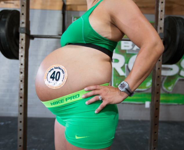 33-летняя беременная женщина подняла штангу за два дня до родов (5)