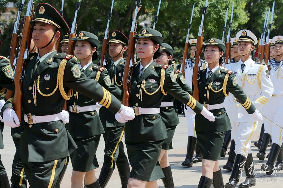 В Китае впервые появились женщины-солдаты почётного караула (15)