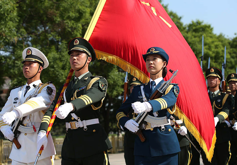 В Китае впервые появились женщины-солдаты почётного караула
