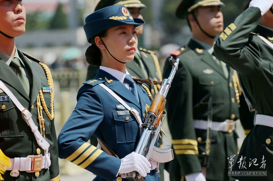 В Китае впервые появились женщины-солдаты почётного караула (7)